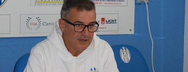 Calcio, esonerato mister Raffaele Di Napoli