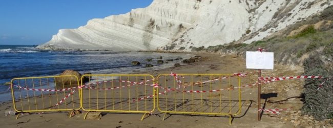 La Scala dei Turchi potrebbe rimanere inaccessibile per l'estate. Intanto nuove transenne e nuovi ''turisti''