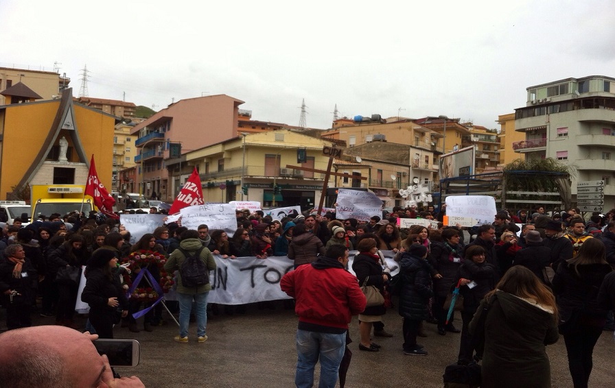 Cupa: la protesta degli studenti in piazza. No alla chiusura. VIDEO E FOTO