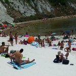 Anarchia alla Scala dei Turchi, rifiuti e ombrelloni: la denuncia di MareAmico – VIDEO
