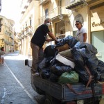 Il Movimento 5 Stelle libera la via Atenea dalla spazzatura