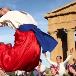 Terzo week-end della Sagra del Mandorlo in Fiore con il Festival Bandistico: stasera Sasà Salvaggio e Mario Incudine
