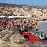 Lampedusa, auto “vola” dalla scogliera e finisce in spiaggia: nessun ferito