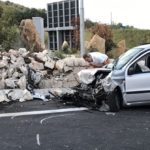 Incidente mortale sulla statale 640: auto sbatte contro la rotonda della “Strada degli Scrittori” – FOTO