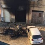 Punta Grande, fiamme distruggono due moto: danni anche ad un palazzo e ad un’auto