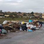 Strada per Villaseta invasa dai rifiuti, gli “insozzatori” colpiscono ancora