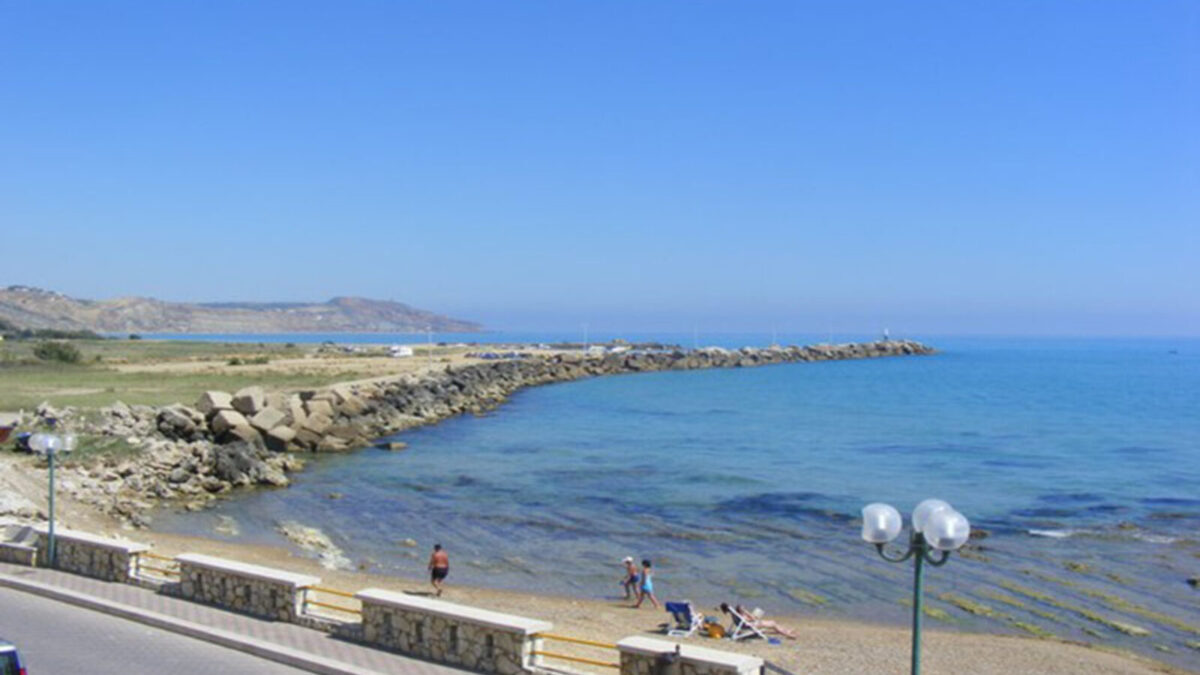 Siculiana: costruite scale per l’accesso diretto in spiaggia, il proprietario demolisce l’abuso