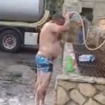 Disservizi idrici a Villaseta: residenti “morosi” costretti a lavarsi per strada