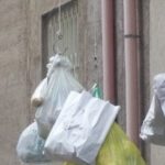 Favara, lotta contro i sacchetti dei rifiuti “pendenti”, multe fino a 600 euro