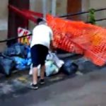 Abbandona sacchetto di rifiuti per strada: “lanciatore seriale” beccato in via Garibaldi