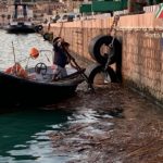 Ripulito il porto di Porto Empedocle da tronchi d’albero ed altri detriti
