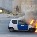 Favara, auto a fuoco mentre è in marcia: distrutta una Fiat 600