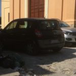 Incivili della differenziata a Canicattì: spazzatura e abiti usati davanti la chiesa di Santa Lucia