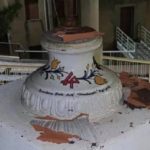 Agrigento, vandali in azione: danneggiato pannello contro il femminicidio e distrutto un altro vaso al Viale