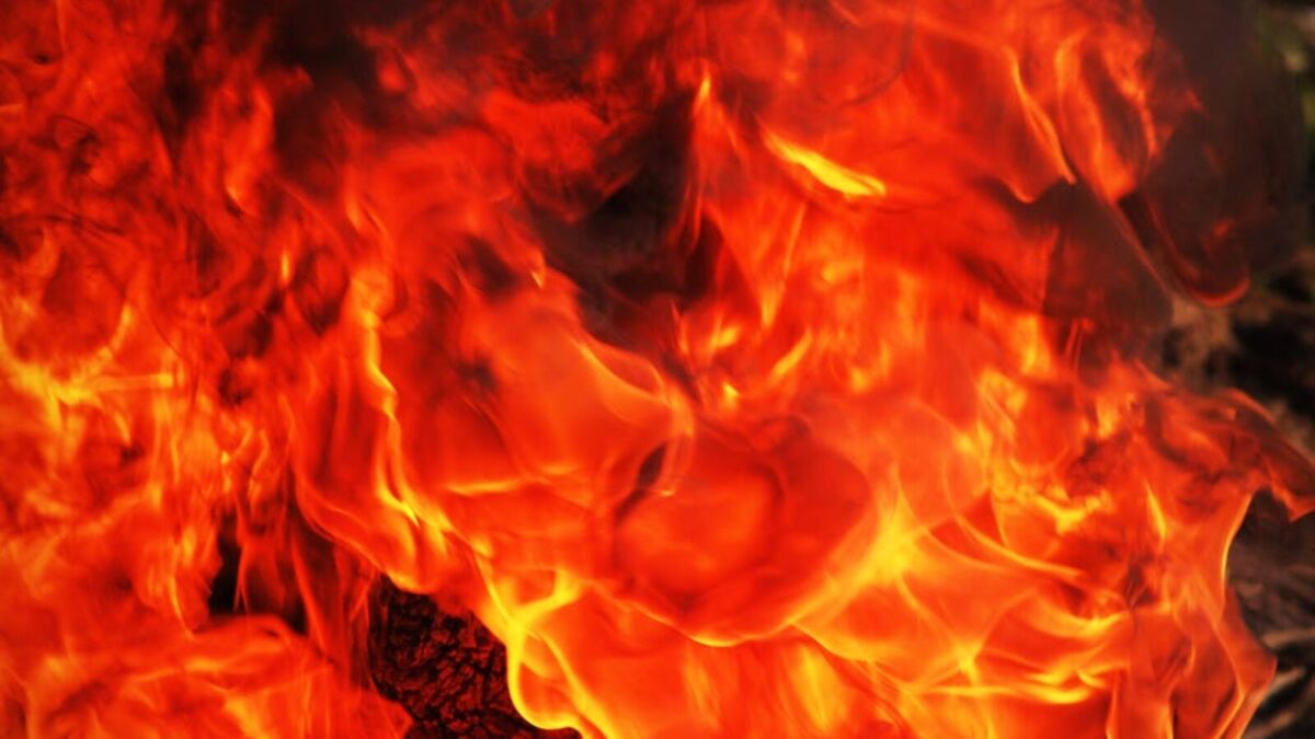 Sciacca, fiamme nella notte lambiscono abitazioni: in fuga dei residenti