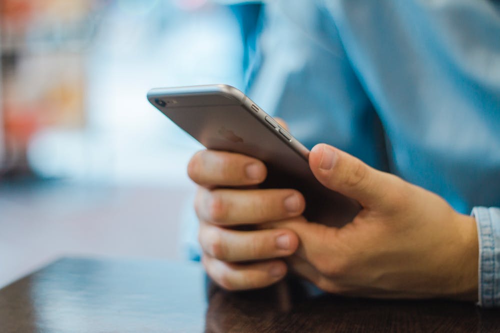 Agrigento, smarrisce lo smartphone mentre è alla guida dello scooter: cellulare rubato dopo pochi secondi