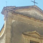 Testa mozzata di capra davanti la chiesa di San Michele: vicinanza a don Pasqualino Barone
