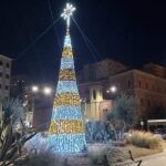 Ad Agrigento è già aria di Natale: si illumina l’Albero in piazza Marconi