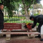 Giornata internazionale contro la violenza sulle donne, Fratelli d’Italia depone un mazzo di fiori sulla panchina rossa di Porta di Ponte