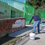 Fontanelle, scritte “No Vax” sui muri della scuola: operai a lavoro per cancellarle