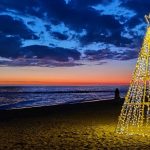 Agrigento, è Natale anche lungo il litorale di San Leone: alberi illuminati in spiaggia