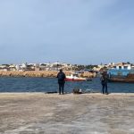 Lampedusa, iniziata la rimozione dei “barconi” che erano ormeggiati nell’area portuale