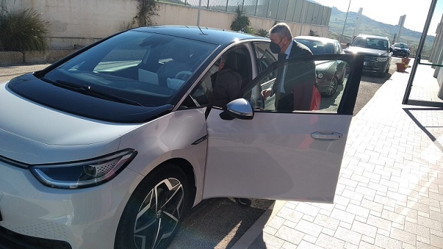 Agrigento, nuova auto elettrica in comodato gratuito: consegnata al Sindaco una Volkswagen ID.3