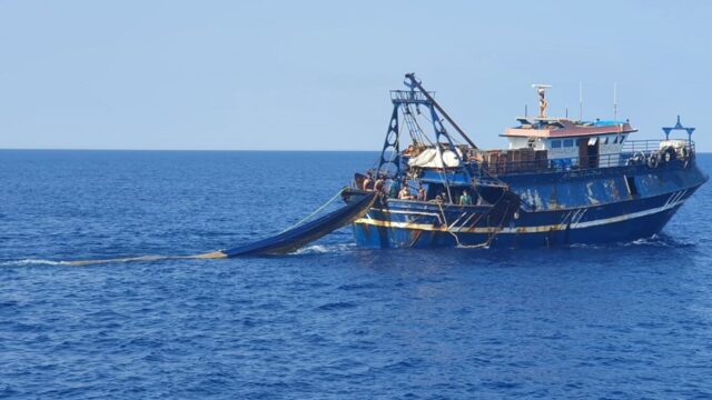 Peschereccio egiziano in pesca nelle acque territoriali: denuncia e sequestri