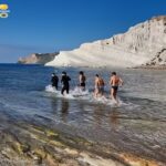 “Sicilia un’estate lunga tutto l’anno”: bagno alla Scala dei Turchi – VIDEO