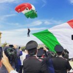 Agrigento, alla Valle dei Templi l’atterraggio tricolore dei Carabinieri: donata bandiera alla città – VIDEO