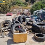Operazione ambientalista alla spiaggia di Maddalusa: prelevati 22 copertoni e diversi rifiuti ingombranti – VIDEO