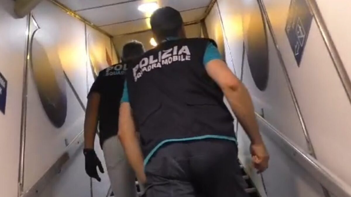 Favoreggiamento all’ingresso illegale nel territorio nazionale: la Polizia di Stato esegue due provvedimenti di fermo di indiziato di delitto