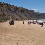 Porto Empedocle, ruspa in spiaggia in mezzo ai bagnanti – VIDEO