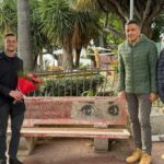 Violenza sulle donne, FdI depone fiori sulla panchina rossa