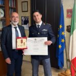 Il Questore Palumbo incontra l’Agente Vincenzo Modica: insignito dell’onorificenza di “Cavaliere” dell’Ordine Equestre di Sant’Agata della Serenissima Repubblica di San Marino
