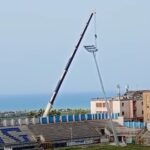 Stadio Esseneto, iniziano i lavori per il nuovo impianto luci: montati i primi pali delle torri faro