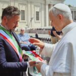 Comitini, la fascia tricolore benedetta da Papa Leone XIV utilizzata per la processione del Corpus Domini