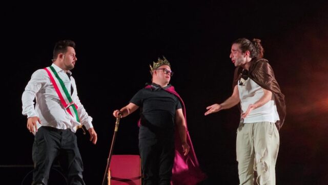 Il teatro che abbatte ogni confine: “Gli Uccelli” di Aristofane incanta e commuove