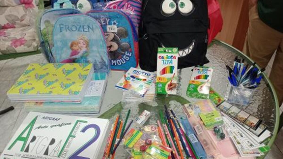 Volontari di Strada e MCL di nuovo a braccetto: raccolto materiale scolastico per bambini di famiglie bisognose