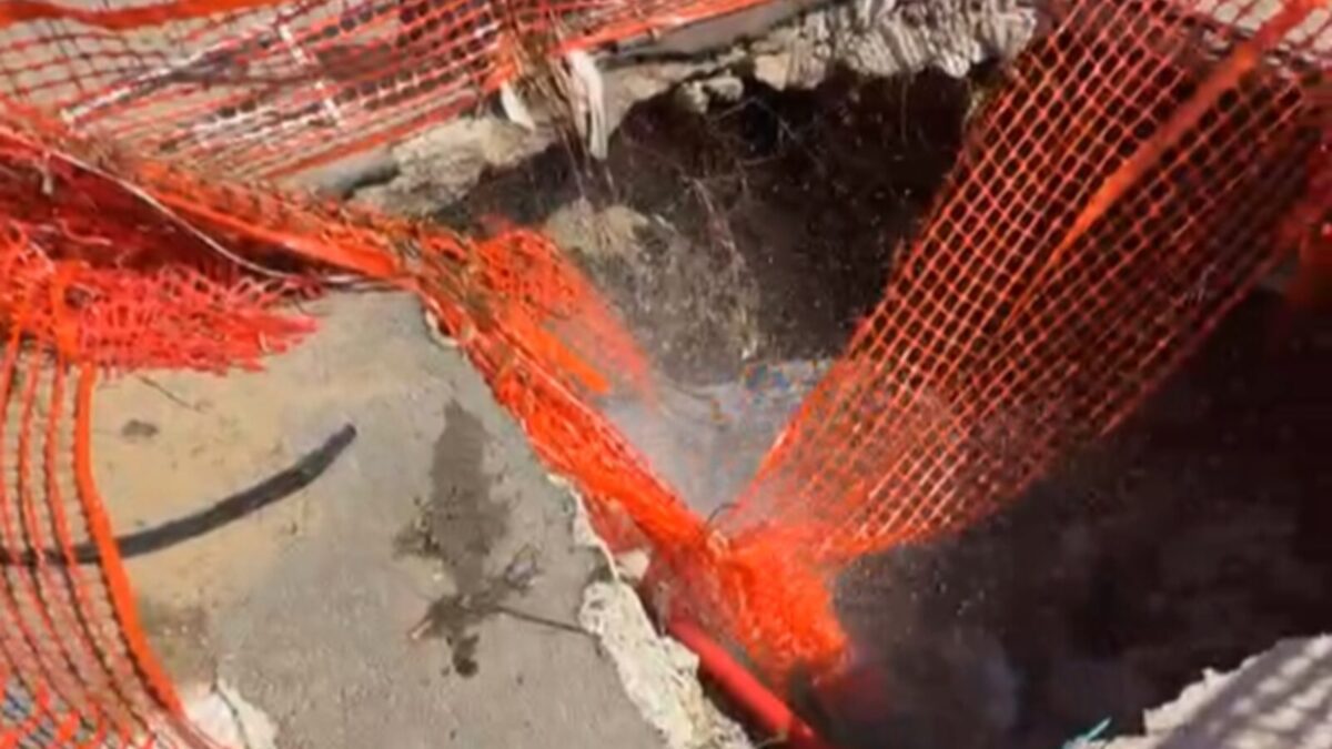 Voragine in via dei Fiumi, il nubifragio apre una nuova emergenza: strada chiusa e sopralluoghi