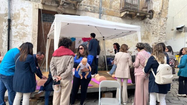 Imparare a salvare la vita di un bambino, a San Giovanni Gemini cittadini a lezione di manovre salvavita